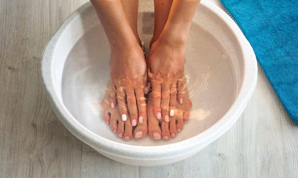 Ein regelmäßiges Fußbad und Massagen helfen dabei, die Durchblutung zu verbessern