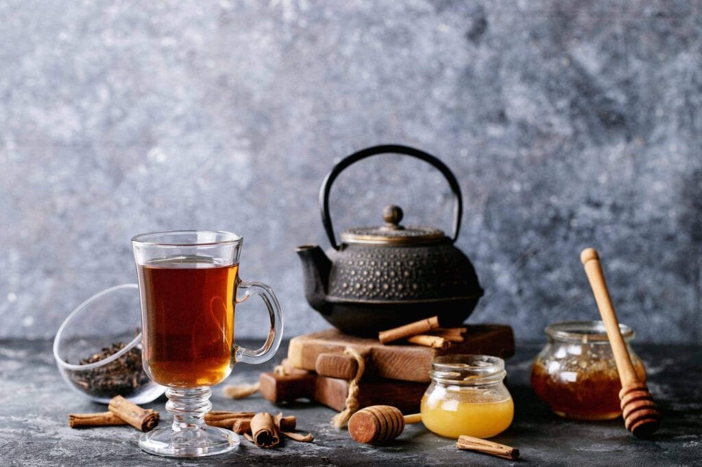 Diese 6 Teesorten fördern den gesunden Schlaf