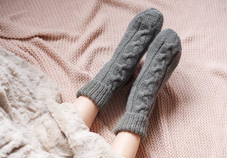 Schlafen mit Socken: Die Vorteile und Risiken