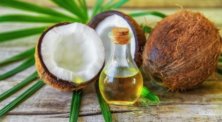 Ölziehen mit Kokosnussöl kann die Zahngesundheit verbessern